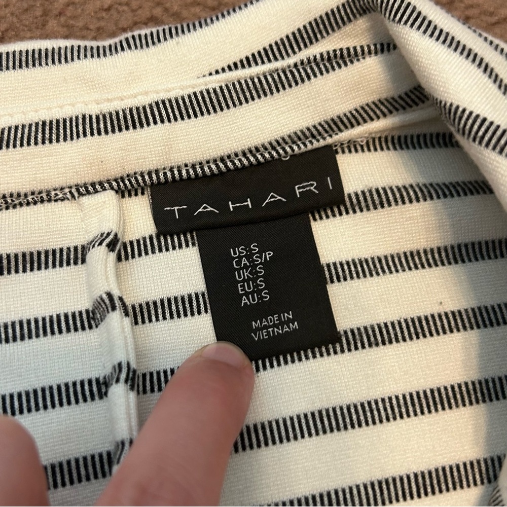 Tahari Women’s Blazer Sz Small White/Cream w Black Stripes Long Sleeve Soft Knit - Picture 2 of 8
